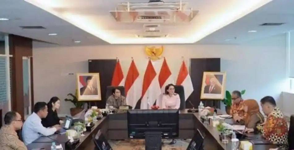 Gubernur Malut Sherly Tjoanda bersama Kepala LKPP Sarah Sadiqa saat pertemuan di kantor LKPP, Jakarta, Jumat 18 September 2025. (Foto: Istimewa).