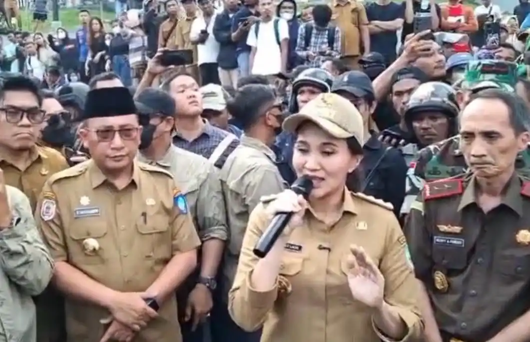 Gubernur Malut Sherly Tjoanda berdiri di hadapan massa aksi, menyampaikan seruan damai di depan Gedung DPRD Kota Ternate. (Foto: Ist).