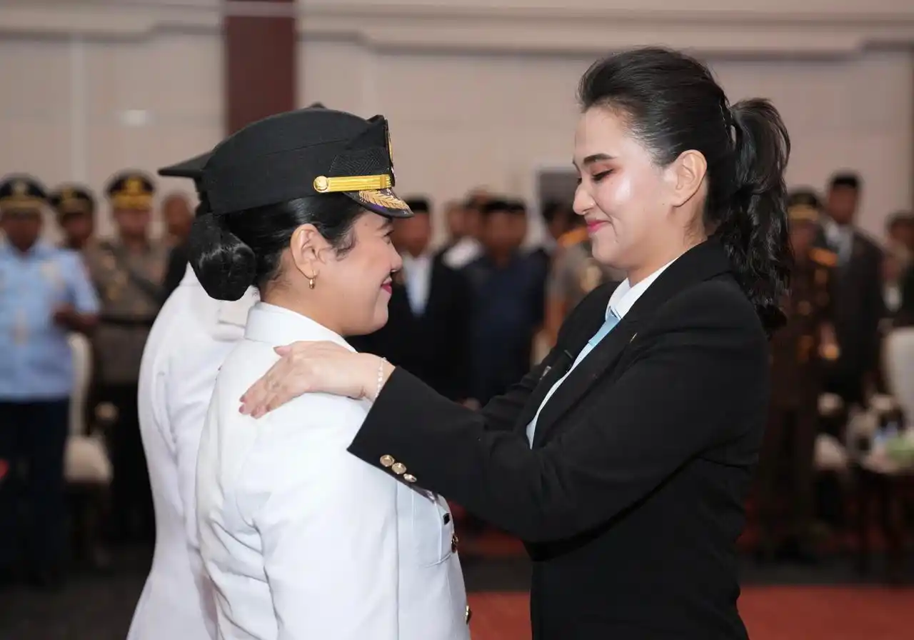 Gubernur Sherly menyematkan tanda pangkat kepada Bupati Sashabila sebagai bagian dari rangkaian pelantikan kepala daerah hasil Pilkada Serentak 2024 (Foto: Biro Adpim)
