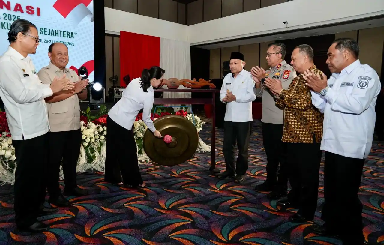 Momen pembukaan Rakor Ketahanan Pangan ditandai dengan pemukulan gong oleh Gubernur Sherly Tjoanda, didampingi Wakil Gubernur Sarbin Sehe, Kepala BGN, Forkopimda, serta Kadis Pangan Malut, Dheni Chan. (Foto: Biro Adpim Malut).