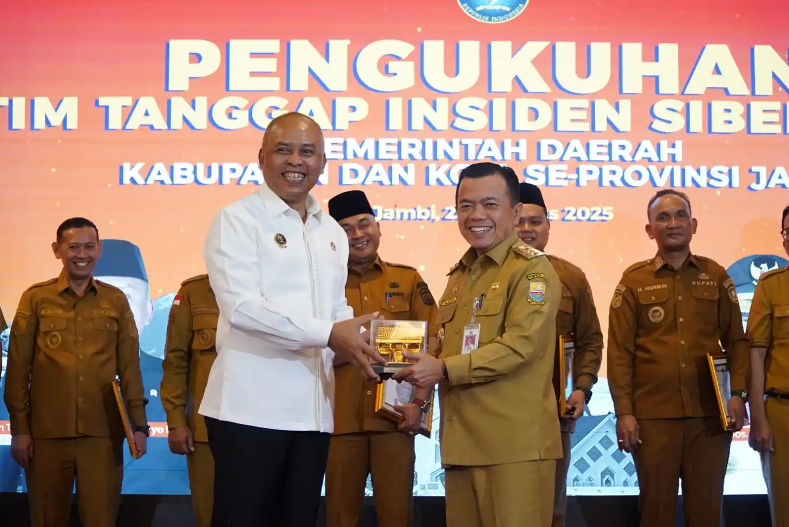 Ketua BSSN, Letjen TNI (Purn) Nugroho Sulistyo Budi (kiri depan) memberikan penghargaan Provinsi Tanggap Insiden Siber kepada Gubernur Jambi, H Al Haris (kanan) di di auditorium rumah dinas Gubernur Jambi, Kota Jambi, Senin (25/8/2025). (Foto : Ist).