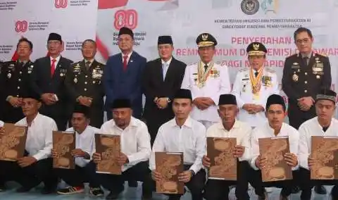 Gubernur Jambi, H Al Haris (dua dari kanan belakang) pada pemberian remisi HUT ke-80 RI di Lapas Kelas II A Kota Jambi, Provinsi Jambi, Minggu (17/8/2025). (Foto : Ist).