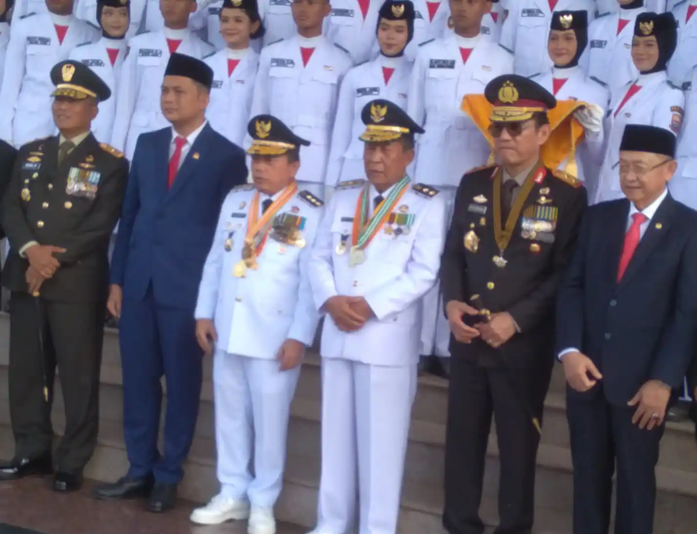 Gubernur Jambi, H Al Haris (tiga dari kiri) bersama para unsur Forkopimda Provinsi Jambi, anggota DPR RI dan veteran seusai upacara peringatan HUT ke-80 Proklamasi Kemerdakaan RI di kantor Gubernur Jambi, Kota Jambi, Minggu (17/8/2025). (Foto : MI/Radesman Saragih).