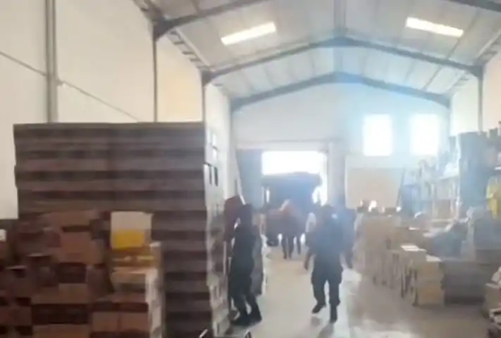 Penggerebekan gudang pengoplosan oli palsu di Deli Serdang [Foto: Tangkapan layar]