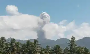 Gunung Dokuno di Malut Status Waspada