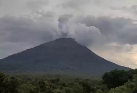 Gunung Ile Lewotolok. (Foto: ANTARA)
