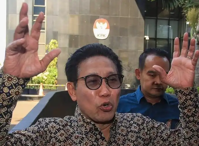 Menteri Desa PDTT Abdul Halim Iskandar mengangkat kedua tangannya saat ditanya wartawan usai menjalani pemeriksaan di Gedung Merah Putih KPK, Jakarta, Kamis (22/8/2024). Abdul Halim memenuhi panggilan KPK untuk menjadi saksi dalam penyidikan dugaan korupsi suap pengurusan dana hibah untuk kelompok masyarakat dari APBD Provinsi Jawa Timur tahun anggaran 2019–2022.
