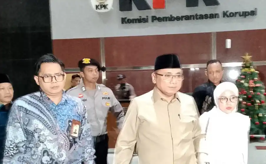 mantan Menteri Agama (Menag) Yaqut Cholil Qoumas atau Gus Yaqut usai menjalani pemeriksaan di Gedung Merah Putih KPK, Kuningan, Jakarta Selatan, Selasa (16/12/2025)