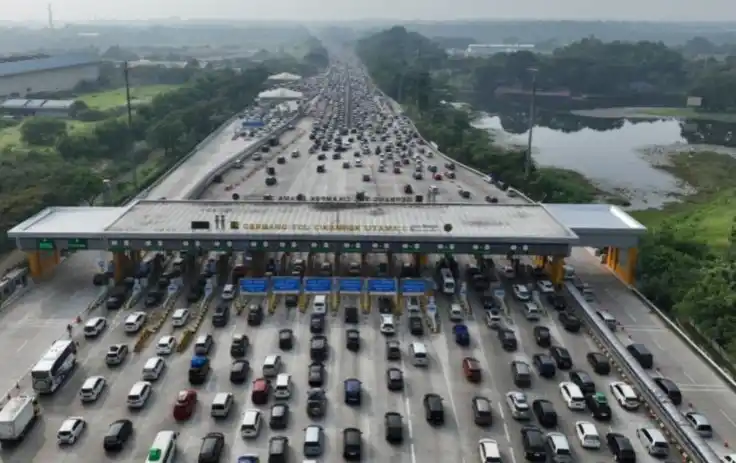 Arus kendaraan keluar Jabotabek meningkat menjelang Natal 2025. Jasa Marga mencatat 519.878 kendaraan meninggalkan wilayah tersebut pada periode H-7 hingga H-5 Natal (18–21 Desember 2025), naik 7,1 persen dibandingkan lalu lintas normal dan 6,0 persen dibandingkan periode Natal 2024.