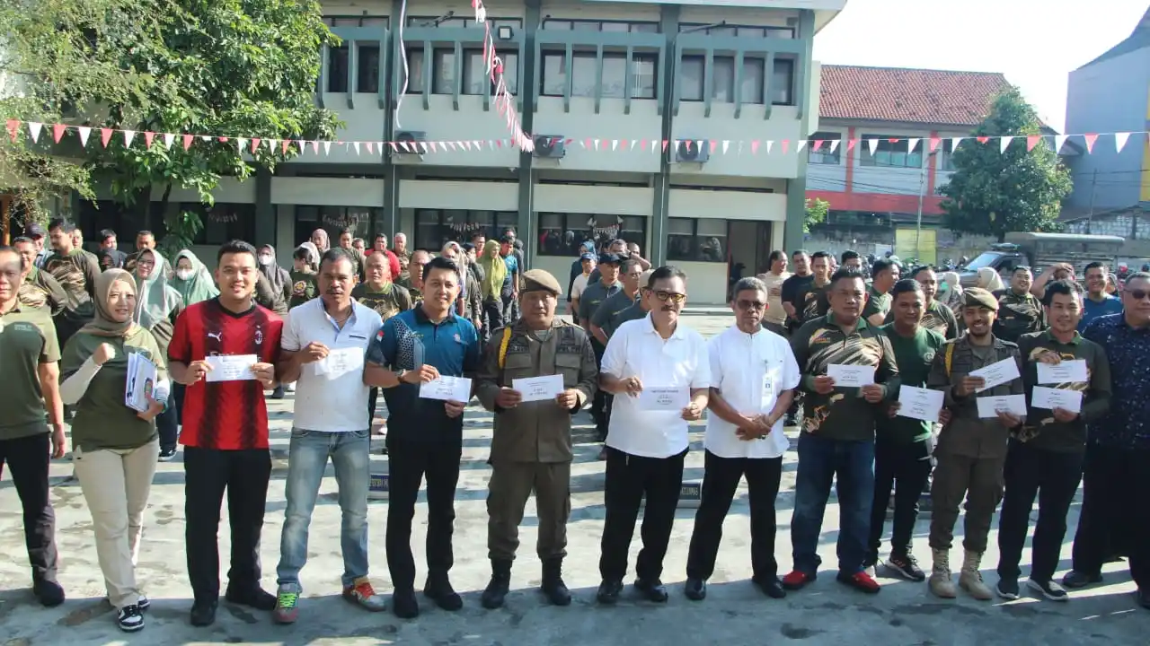 R. Irman Pujahendra Kasatpol PP kota Tangerang saat acara pembagian hadiah kepada para pemenang perlombaan 17an. Foto: Istimewa