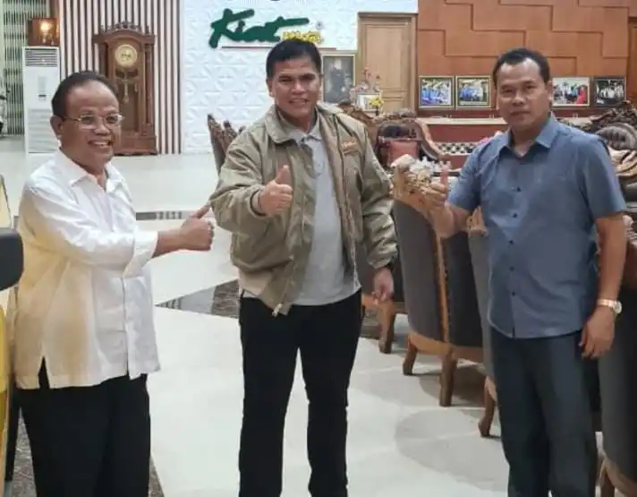 H Sukiyat (kiri) bersama KSAL M Ali (tengah) (Foto: Dok MI)