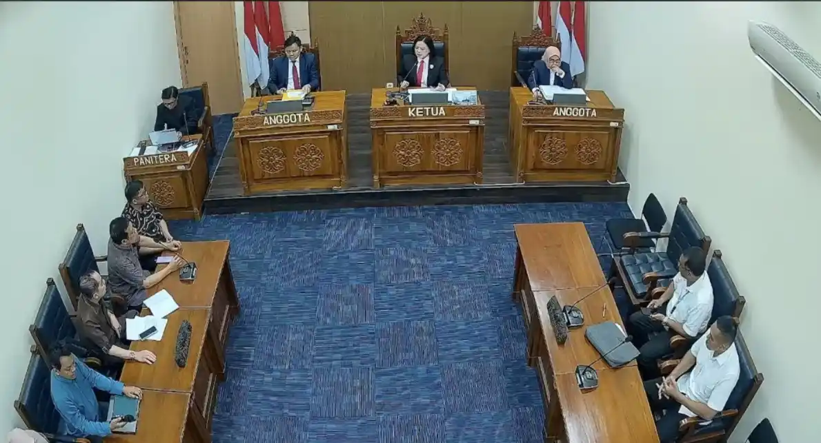 Sidang sengketa informasi terkait dokumen akademik Joko Widodo kembali berlangsung di Komisi Informasi Pusat. Hakim menegur perwakilan Universitas Gadjah Mada karena dinilai tidak mengikuti perintah majelis, Kamis (4/12/2025).