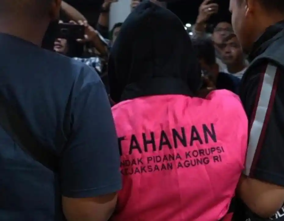 Salah satu tersangka suap vonis lepas terdakwa korupsi CPO digiring masuk ke mobil tahanan Kejagung (Foto: Dok MI/Aswan)