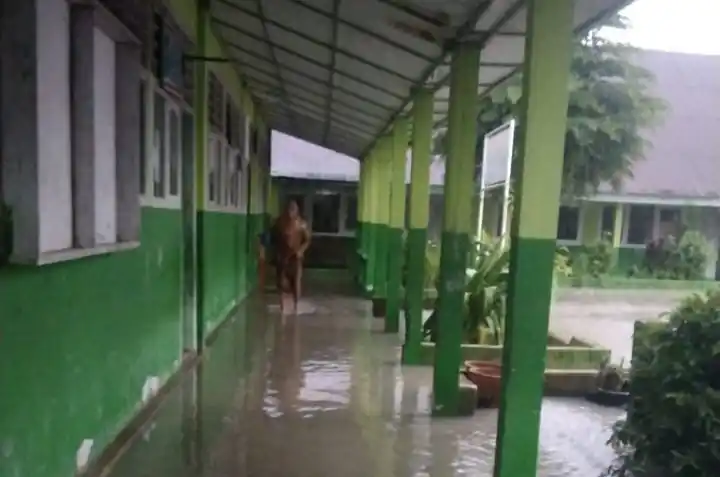 Halaman SD Negeri 01 Bayung Lencir terendam banjir hingga ke teras bangunan sekolah, Selasa (2/9/2025). (Foto: Dok/MI)