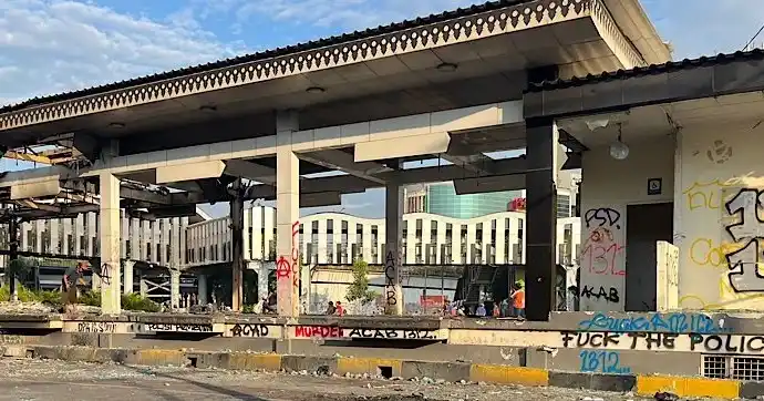 Salah satu halte Transjakarta yang dirusak massa aksi. Foto: Istimewa