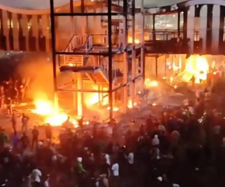 Halte Transjakarta Ludes Dibakar saat Aksi Demonstrasi (Foto: Dok MI)