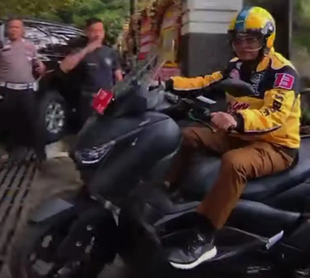 Wagub Jabar Erwan Setiawan pakai motor dinas saat menuju ke Gedung Sate, Jl. Diponegoro, Kota Bandung. (Foto: Tangkapan layar)