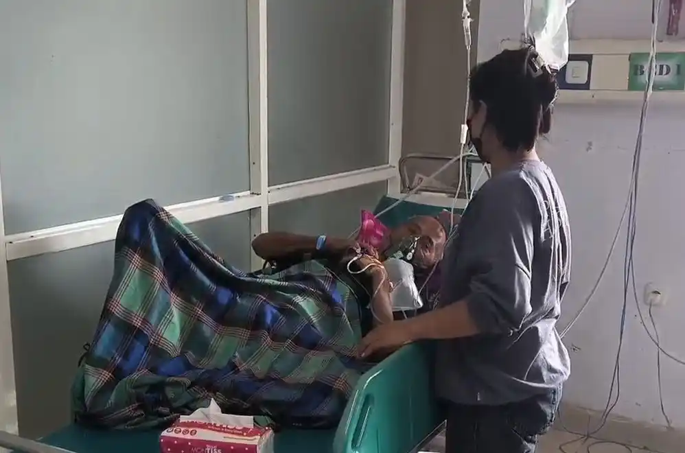 Haris (49), warga Dusun Suppungan, Desa Ratte, Kecamatan Tutar, Kabupaten Polewali Mandar, harus ditandu sejauh 20 kilometer melewati hutan dan jalur pegunungan demi mendapatkan perawatan di rumah sakit.