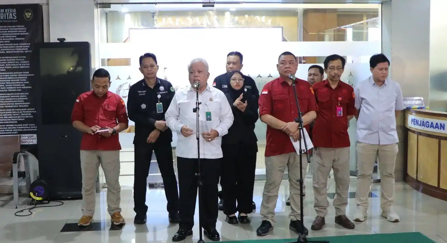 Kepala Pusat Penerangan Hukum (Kapuspenkum) Kejagung, Harli Siregar (kiri) dan Dirdik Jampidsus Kejagung, Abdul Qohar (kanan) saat konferensi pers penetapan tersangka baru korupsi tata kelola minyak mentah PT Pertamina, Rabu (26/2/2025) (Foto: Dok MI/Aswan)