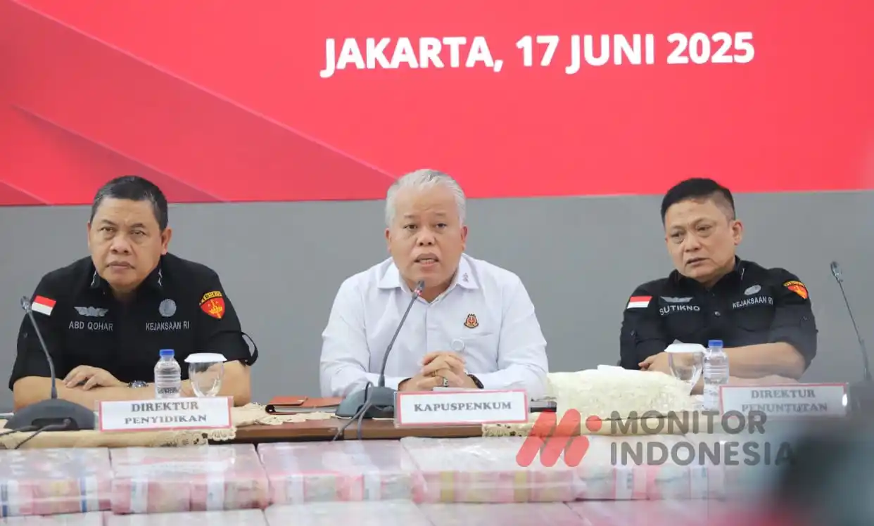 Direktur Penuntutan pada Jaksa Agung Muda Tindak Pidana Khusus (Jampidsus) Kejagung Sutikno (kanan), Kapuspenkum Harli Siregar (tengah) dan Dirdik Jampidsus Abdul Qohar (kiri) (Foto: Dok MI/Istimewa)