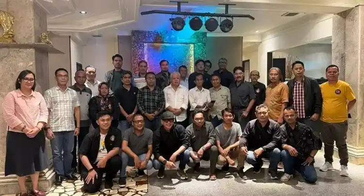 Kapuspenkum Kejagung Harli Siregar (tengah) saat acara perpisahan dengan jurnalis dari Forwaka, 13 Juli 2025 (Foto: Istimewa)