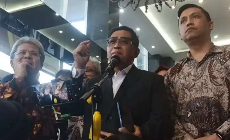 Sekjen PDIP Hasto Kristiyanto (tengah)