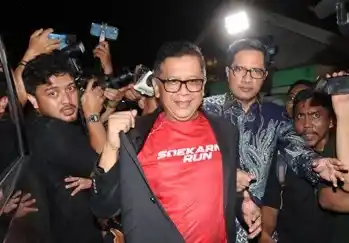 Momen Sekretaris Jenderal (Sekjen) Partai Demokrasi Indonesia Perjuangan (PDI-P) Hasto Kristiyanto saat resmi bebas dari Rumah Tahanan Komisi Pemberantasan Korupsi (Rutan KPK), Kuningan, Jakarta, Jumat (1/8/2025).