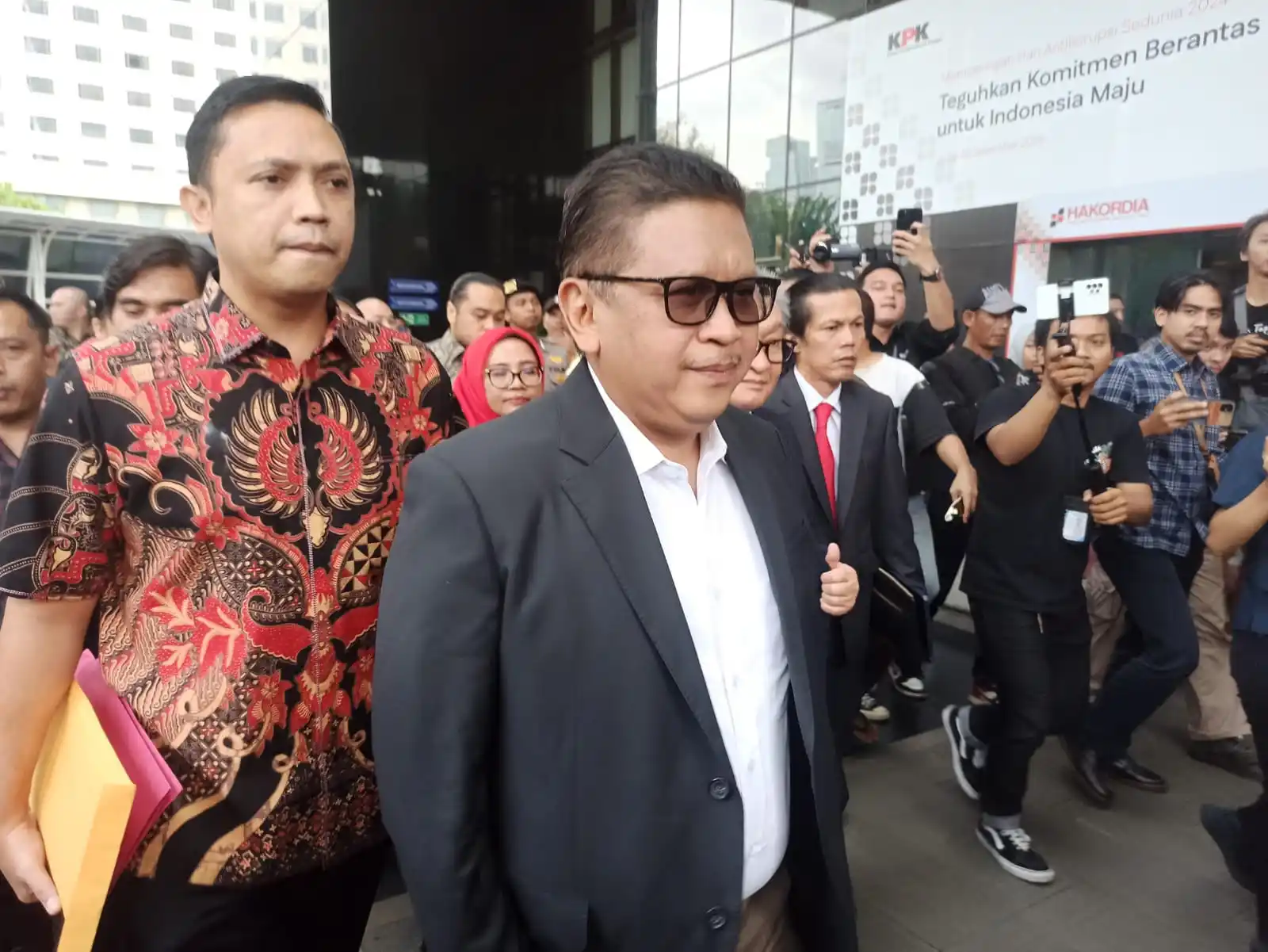 Sekjen PDIP Hasto Kristiyanto dan Kuasa Hukummnya Ronny Talapessy (Pakaian Batik) [Foto: MI/Albani]