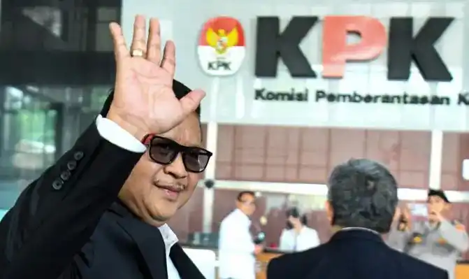 Tersangka kasus dugaan suap pergantian antarwaktu (PAW) dan Perintangan penyidikan Hasto Kristiyanto melambaikan tangan saat akan menjalani pemeriksaan oleh KPK di Gedung KPK Merah Putih, Jakarta, Senin (13//2025)