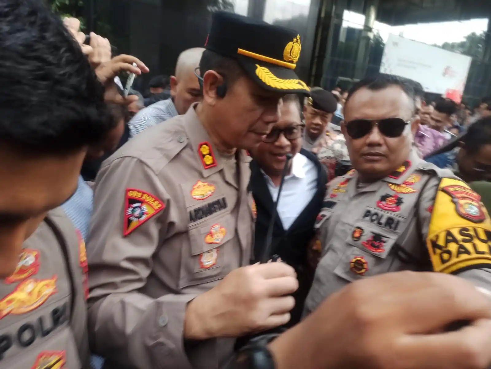 Hasto Kristiyanto digiring kemobil usai menjalani pemeriksaan di gedung KPK Jakarta (Foto: Dok MI)