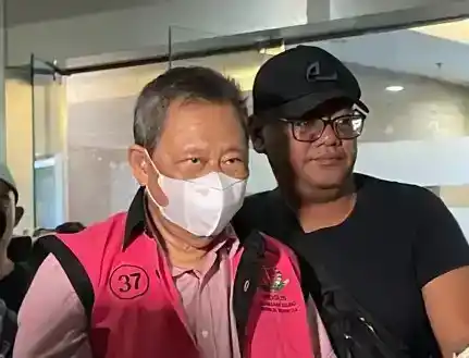 Hendry Lie mengenakan rompi tahanan dan tangan diborgol (Foto: Dok MI/Aswan)