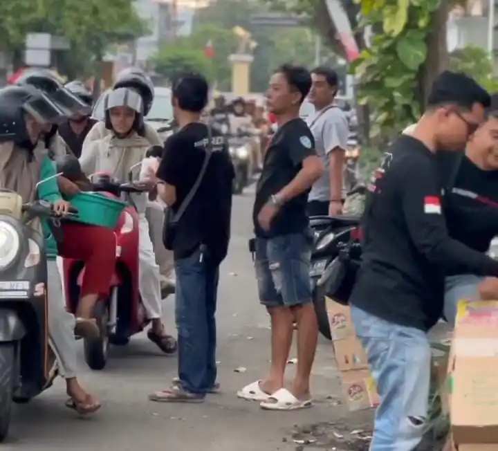 Anggota Komunitas Honda Jazz Tulungagung, saat membagikan takjil kepada masyarakat (Foto: Dok MI/Joko Prasetyo)