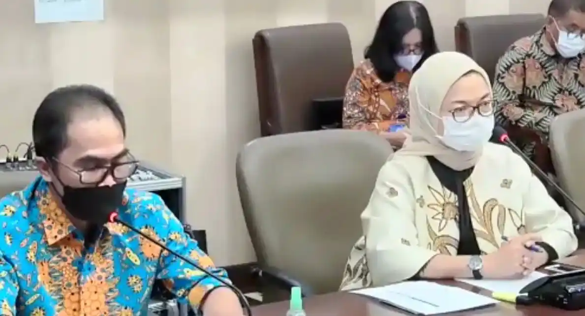 Direktur Utama (Dirut) PT Bio Farma (Persero) Honesti Basyir (kiri) dalam konferensi pers virtual bersama Badan Pengawas Obat dan Makanan (BPOM) tentang Pengembangan Vaksin Merah Putih, Jakarta, Jumat (16/04/2021).
