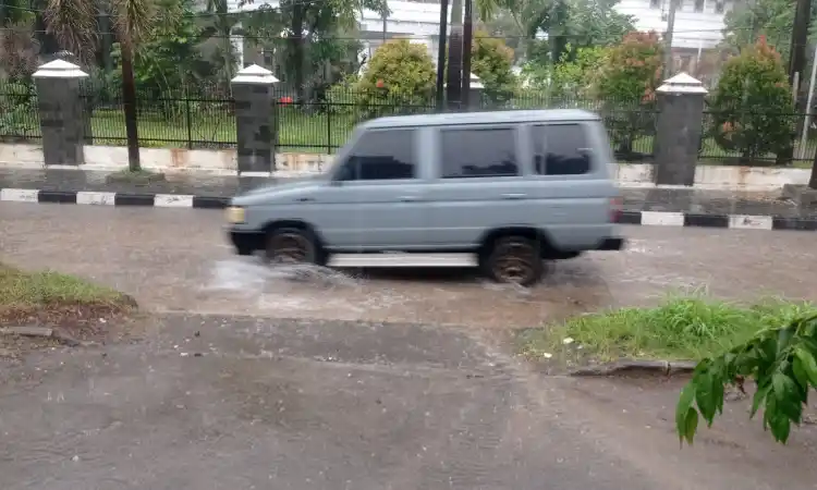 Kondisi hujan deras di wilayah Kawaluyaan, Kota Bandung, Jawa Barat pada Jumat (7/3/2025) sore. (Foto: Sugiyanto/MI)