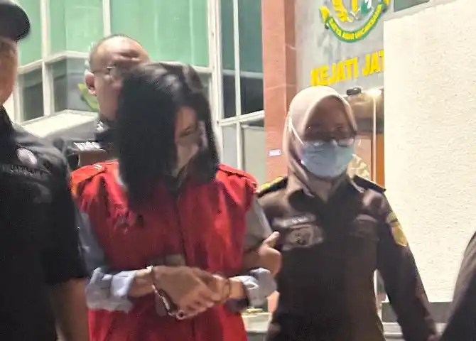 Ibu Ronald Tannur, Meirizka Widjaja mengenakan rompi tahanan Kejaksaan (Foto: Dok MI)