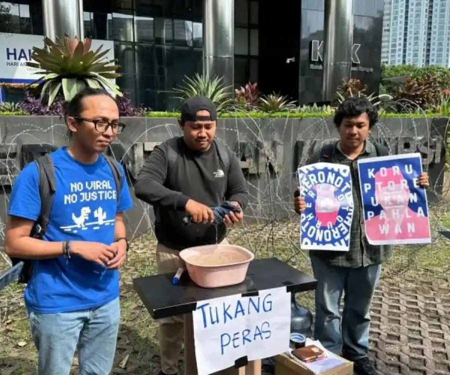 Kepala Divisi Hukum dan Investigasi Indonesia Corruption Watch Wana Alamsyah (kiri) bersama Peneliti ICW Zararah Azhim Syah (tengah) dan Koordinator Kontras Dimas Bagus Arya memberikan keterangan setelah membuat laporan pengaduan masyarakat ke Komisi Pemberantasan Korupsi, di halaman Gedung Merah Putih KPK, Jakarta, Selasa (23/12/2025).