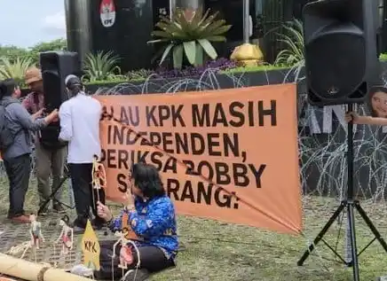 ICW menggelar aksi di depan Gedung Merah Putih Komisi Pemberantasan Korupsi (KPK), Jakarta Selatan, Jumat (14/11/2025).