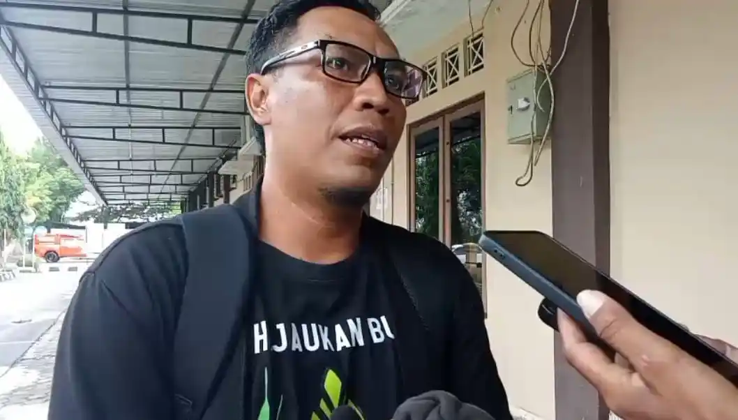Jubir IKA PMII Klaten, Marcho, memberikan keterangan kepada awak media usai audiensi dengan Polres Klaten terkait lambannya penanganan kasus dugaan korupsi Dukcapil dan BKK, Jumat (14/11/2025) (Foto: Istimewa)