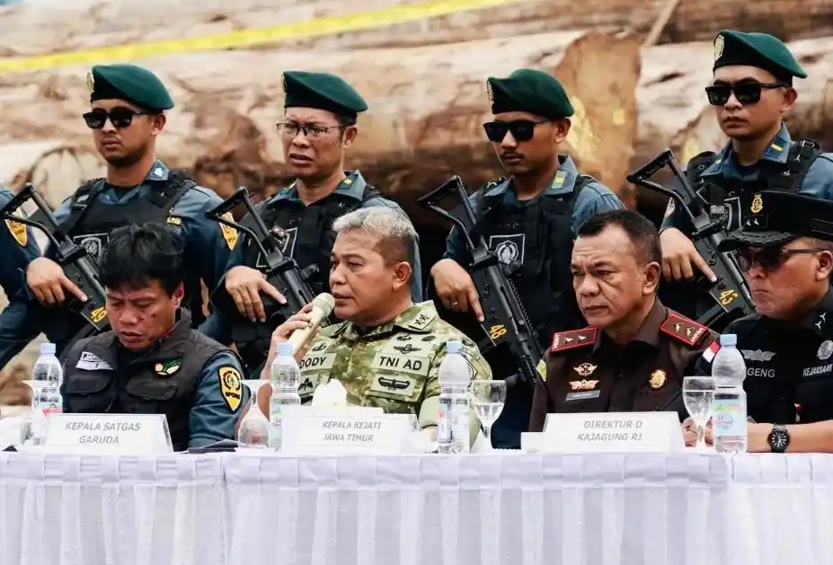 Direktorat Jenderal Penegakan Hukum (Gakkum) Kemenhut bersama Jaksa Agung Muda Tindak Pidana Umum (Jampidum) telah menetapkan Direktur Utama PT BRN berinisial IM sebagai tersangka perkara illegal logging di Kepulauan Mentawai, Sumatera Barat pada 2 Oktober 2025.