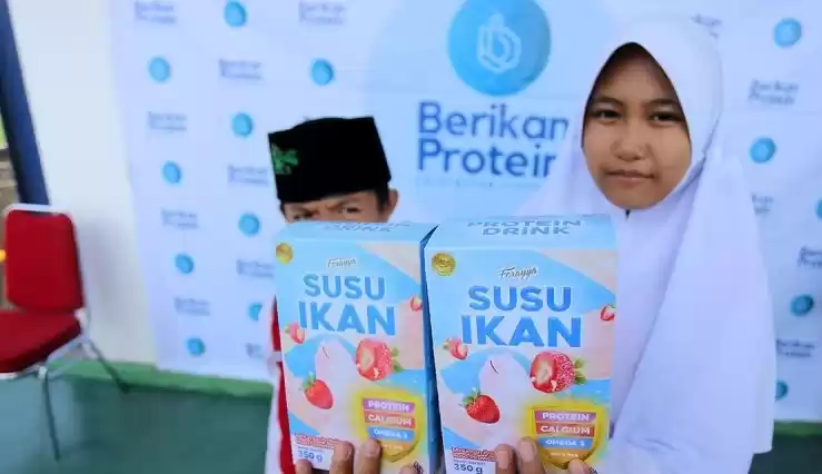 Ilustrasi - Dua orang anak menunjukkan produk susu ikan. (Foto: Antara)