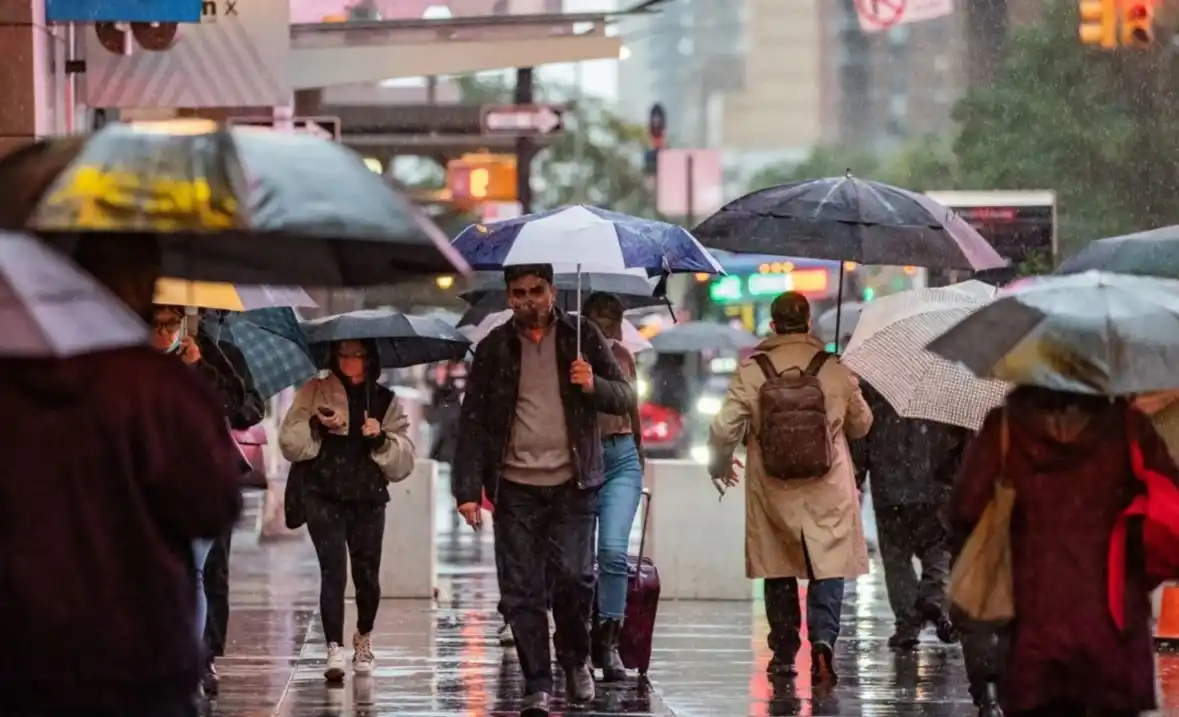 Ilustrasi - Sejumlah warga beraktivitas ditengah hujan (Foto: Ist)