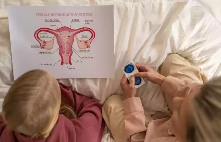 Ilustrasi - orang tua sedang mengajari anak tentang kebersihan dan kesehatan organ intim. (Foto: Antara)