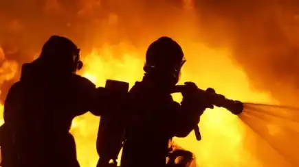 Ilustrasi - Petugas Damkar Padamkan Api (Foto: Istimewa)