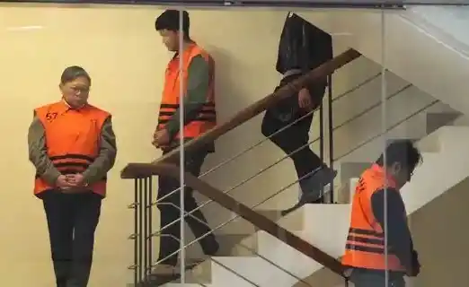 Para tersangka mengenakan rompi tahanan dan tangan diborgol digiring masuk ke mobil tahanan KPK (Foto: Dok MI)