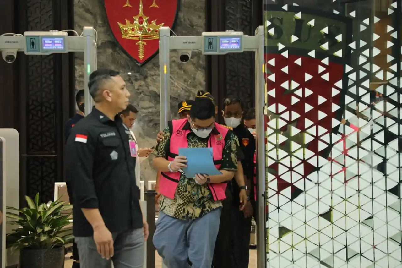 Kejaksaan Agung menetapkan 11 tersangka dalam kasus dugaan korupsi manipulasi ekspor Crude Palm Oil (CPO) yang disamarkan sebagai limbah Palm Oil Mill Effluent (POME) periode 2022–2024. Modus ini diduga digunakan untuk menghindari kewajiban biaya ekspor, dengan indikasi suap kepada regulator agar pengiriman tetap lolos. (