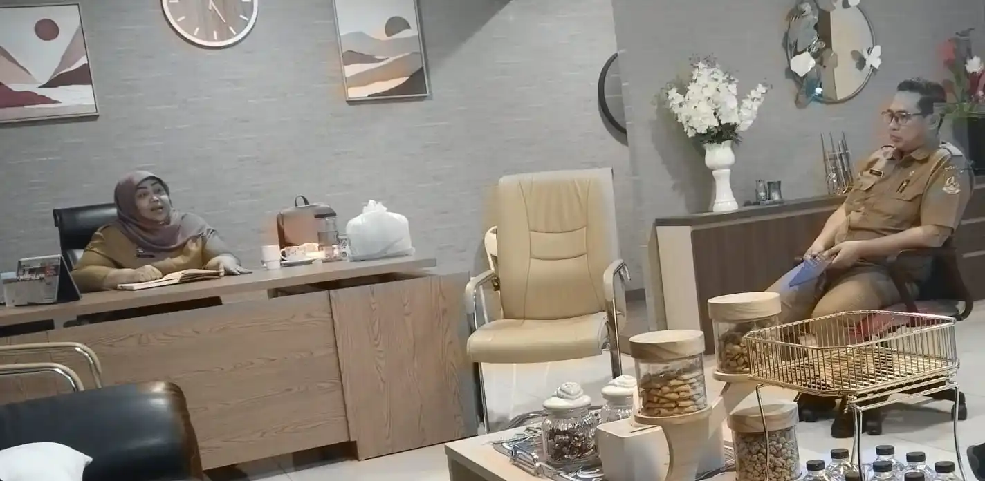 Inspektur Kota Bekasi, Iis Wisynuwati (kiri) didampingi Inspektur Pembantu, Sovie (kanan) (Foto/Dok MI)