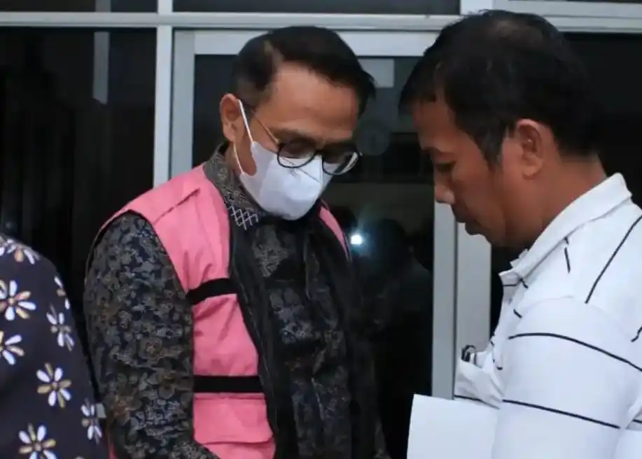 Kejaksaan Tinggi Sumatera Utara (Kejati Sumut) menahan mantan Direktur PTPN II periode 2020–2023, Irwan Perangin-angin (IP) dalam perkara dugaan tindak pidana korupsi pada proses penjualan aset PTPN I Region 1 oleh PT Nusa Dua Propertindo (NDP) melalui kerja sama operasional dengan PT Ciputra Land, Jumat (7/11/2025) (Foto: Dok MI)