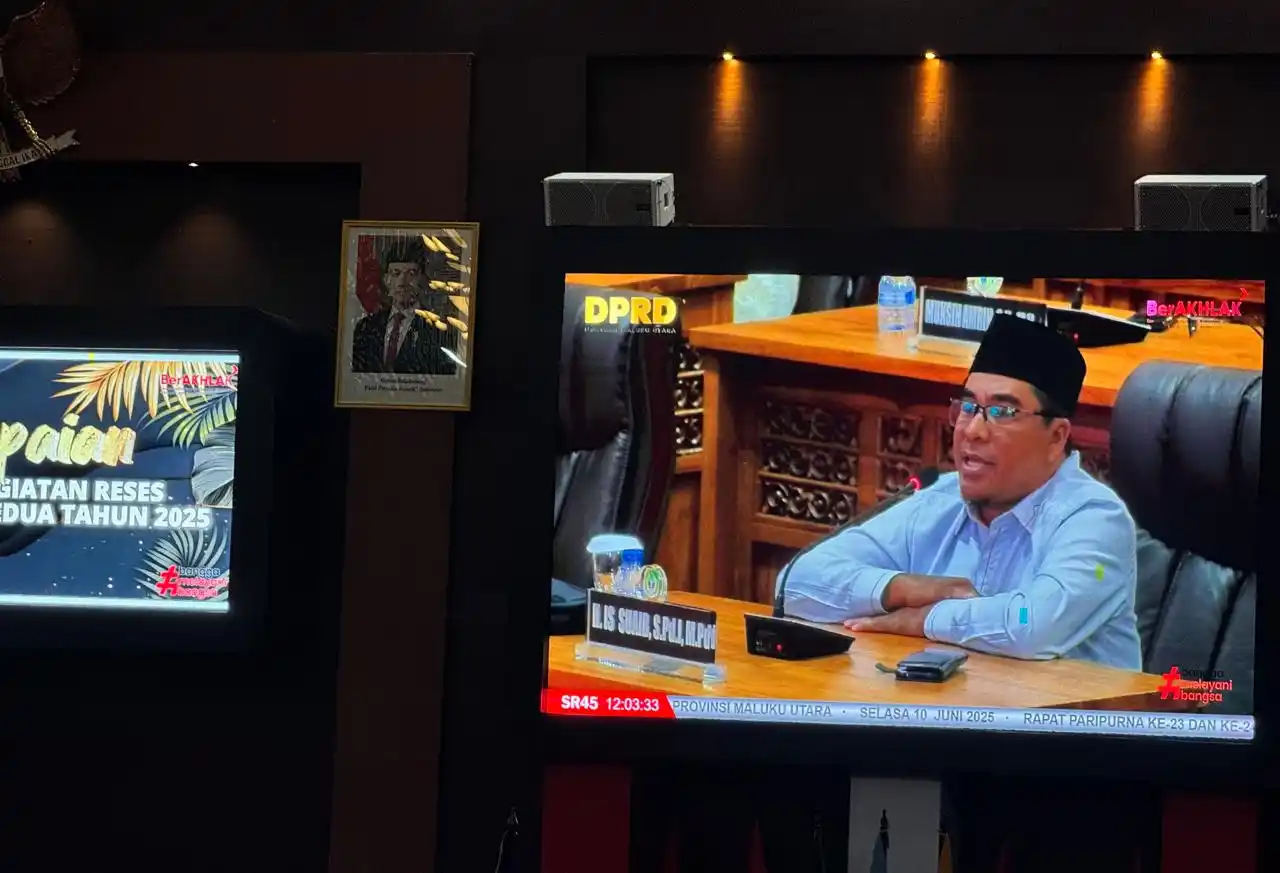 Is Suaib, anggota DPRD Malut dari Fraksi PKS, menyampaikan pendapatnya terhadap kebijakan efisiensi Pemprov Malut dalam rapat paripurna, Selasa (10/6/2025). (Foto: MI/Rais Dero)