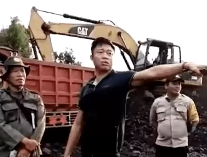 Aksi Ismail Bolong menghadang patroli petugas KPHP Santan di lokasi tambang batu bara (Foto: Istimewa)