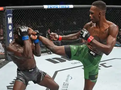 Petarung kelas menengah Israel Adesanya saat melawan Jared Cannonier (Foto: Ist)